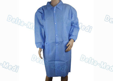 Τα μπλε μίας χρήσης παλτά επισκεπτών SMS, αντιστατική μίας χρήσης εσθήτα εργαστηρίων με πλέκουν το περιλαίμιο/τη στροφή κάτω από το περιλαίμιο