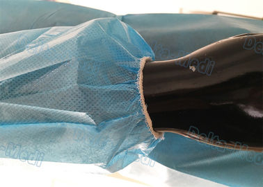 Μπλε αδιάβροχοι μίας χρήσης δεσμοί εσθήτων απομόνωσης στην ελαστική μανσέτα λαιμών